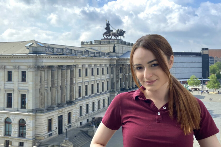 Portraitfoto von Mitarbeiterin A.Hatic