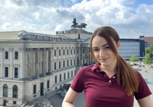 Portraitfoto von Mitarbeiterin A.Hatic